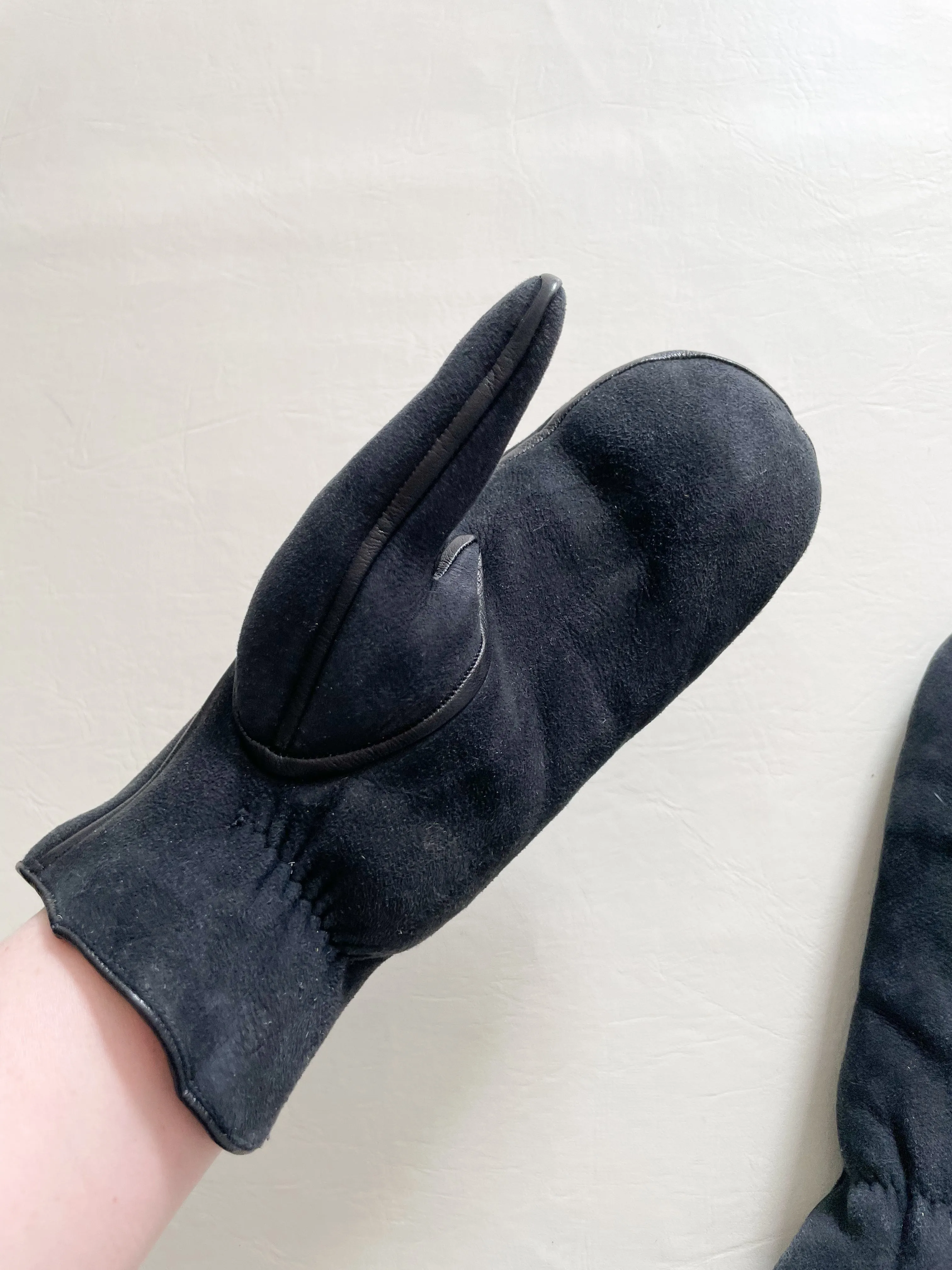 Black Deerskin Fur Lined Leather Piping Mittens